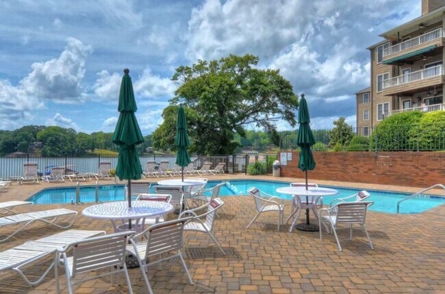 Building Photo - Beautiful waterfront condo on Lake Wylie!