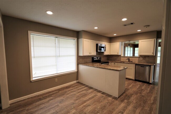 Foto del edificio - MOVE IN PENDING 10 Finwick Dr.