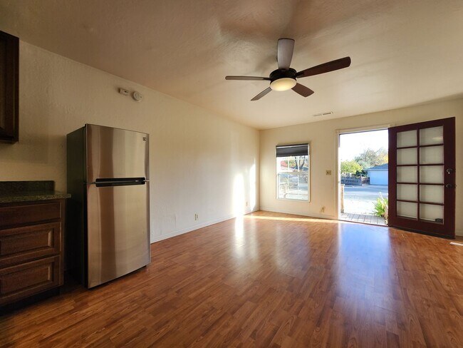 Building Photo - 1009 Silva Ave