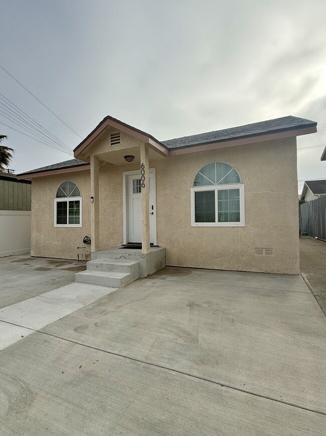 Building Photo - 6006 S Wilton Pl