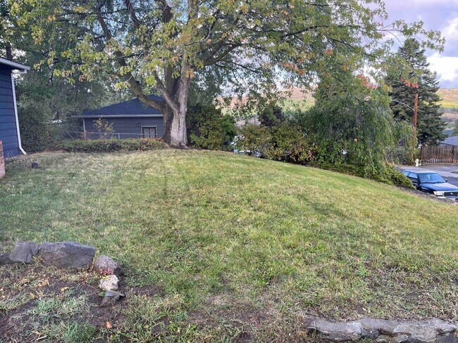 Building Photo - Application Pending - 3 Bedroom Home For R...