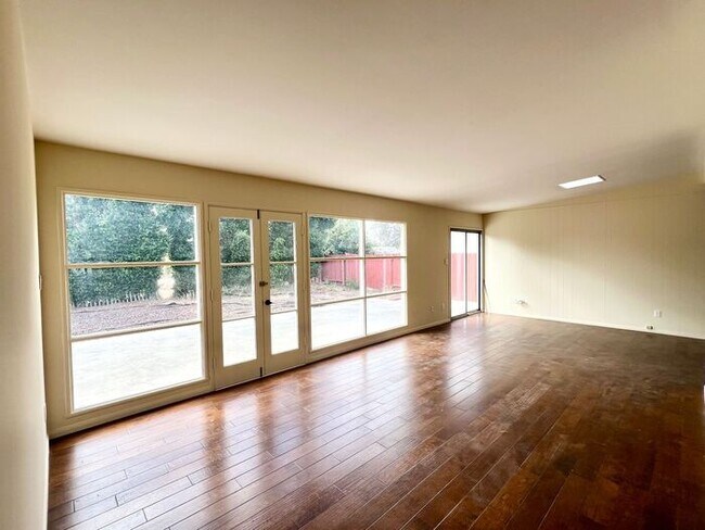 Foto del edificio - 3 Bedroom/2 Bathroom in Clairemont Located on a cul-de-sac with beautiful views of Mt. Soledad