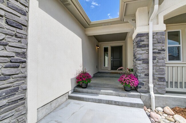 Foto del edificio - Beautiful "like new" home available for re...