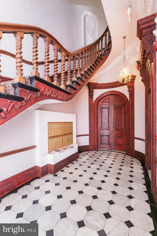 Building Photo - 12 E Mt Vernon Pl