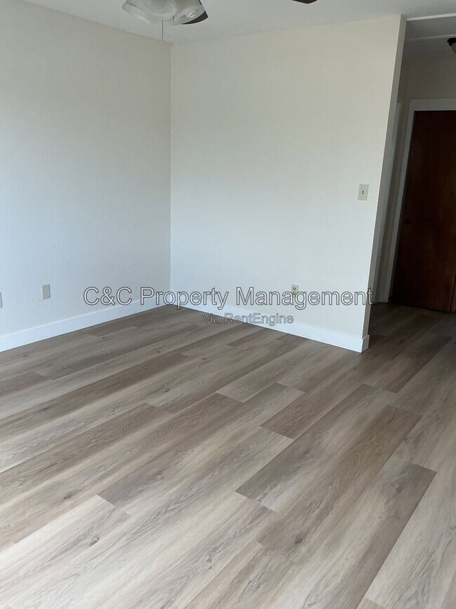 Building Photo - 1559 Elderwood Ave