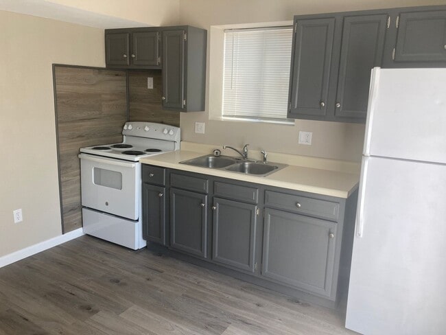 Building Photo - 2 Bed/1Bath Two Story Apartment Osage Beach