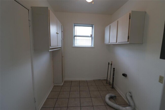 Building Photo - 2051 Crestridge St