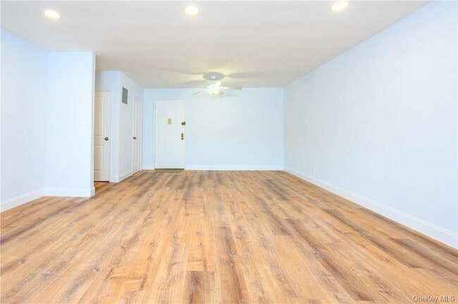Building Photo - 3 Sadore Ln