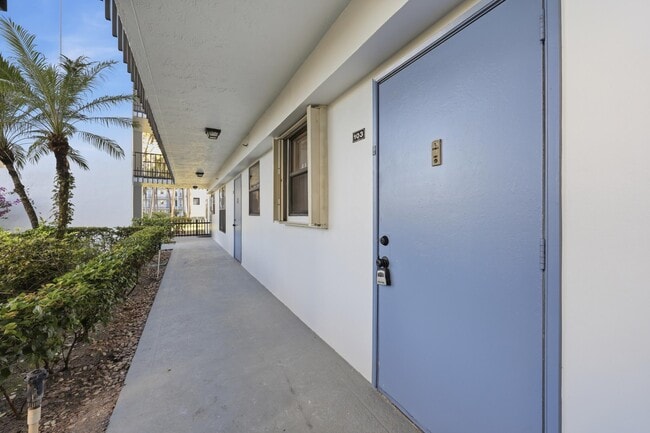 Building Photo - 4700 Lucerne Lakes Blvd W