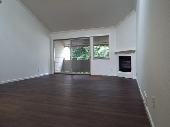 Building Photo - Charming 2bed/2bath Townhome Style Unit ne...