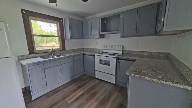 Foto del edificio - 1204 Salt Springs Rd