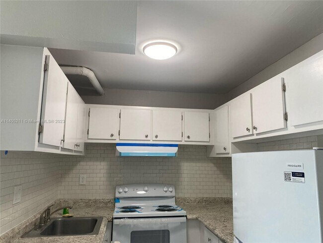 Foto del edificio - 9405 W Flagler St