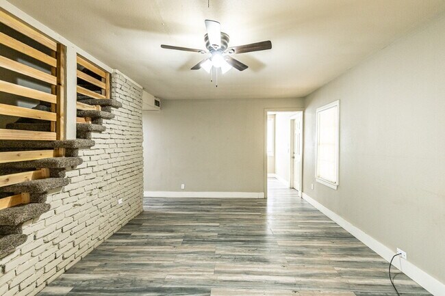 Foto del edificio - Students welcome! Two story 4/2.