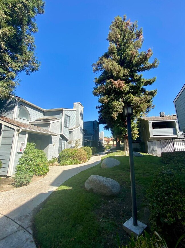 Foto del edificio - 7330 Stockdale Hwy