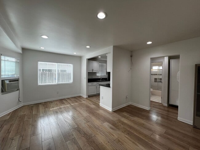Building Photo - 2 Bedroom 1 Bath Remodeled House for Rent ...