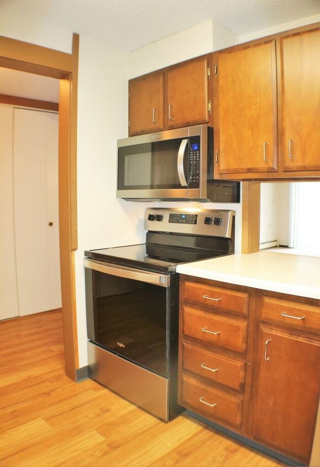 Building Photo - $1,250 | 2 Bedroom, 1 Bathroom Condo | Des...