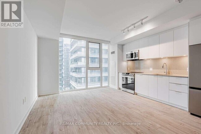 Building Photo - 357 King St W