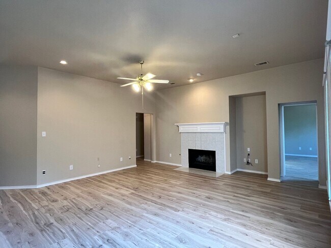 Foto del edificio - Beautifully Updated 4-Bedroom Home with Community Pool & Excellent Schools!