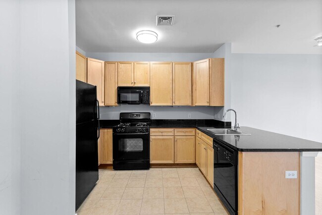 Foto del edificio - 1 Bed 1 Bath Plus Den - Silver Spring Condo - Garage Parking Space