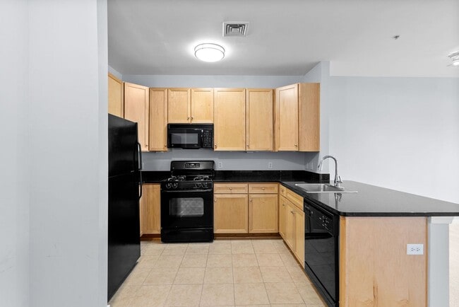 Building Photo - 1 Bed and Den 1 Bath - Silver Spring Condo - Garage Parking Space