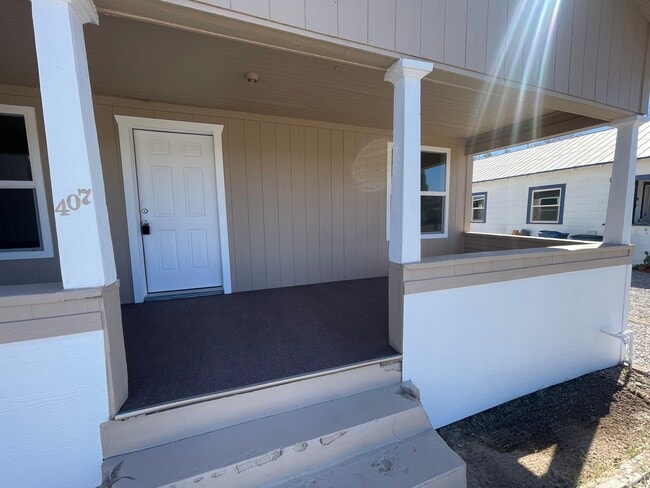 Building Photo - 407 La Mesa Way