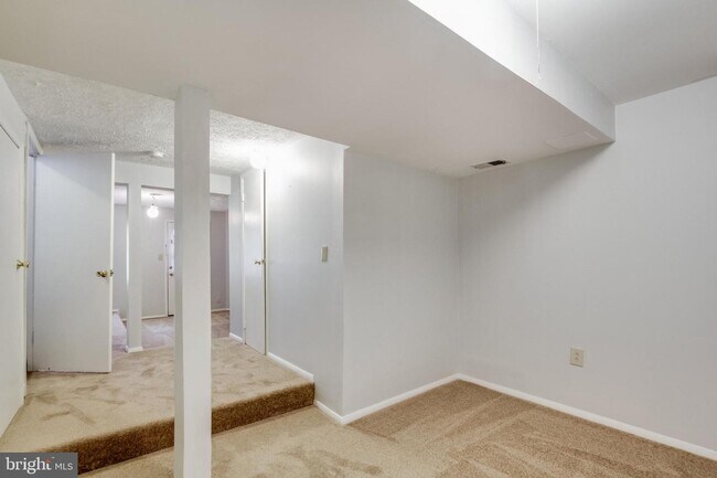 Foto del edificio - 6012 Cedar Wood Dr