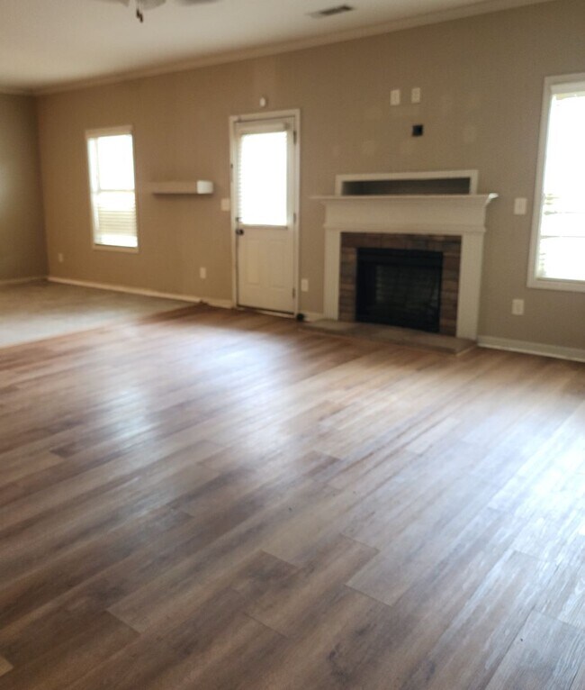 Foto del edificio - "NEW LOWER PRICE" LOVELY TWO-STORY W/ 5 BEDS, 3 FULL BATHS. LOCATED IN A GREAT NEIGHBORHOOD