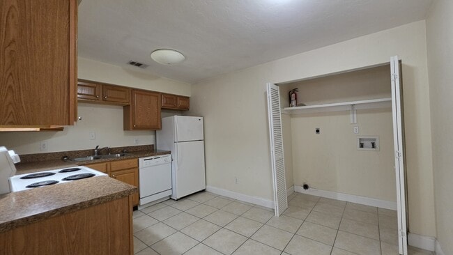 Building Photo - 7200 SW 42nd Pl