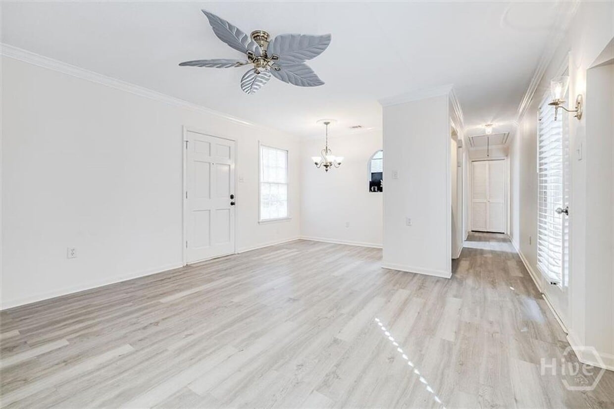 Building Photo - Charming end-unit condo located in Wilmington Island Townehomes