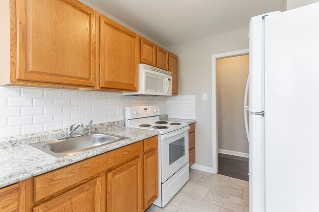 Building Photo - 1325 Saville Ave