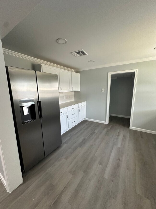 Building Photo - Completed Renovated 4 bedroom home availab...