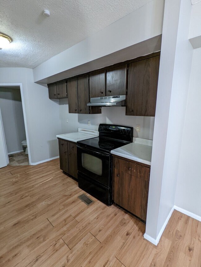 Building Photo - Spacious 3 bed 1.5 bath townhome in Indian...