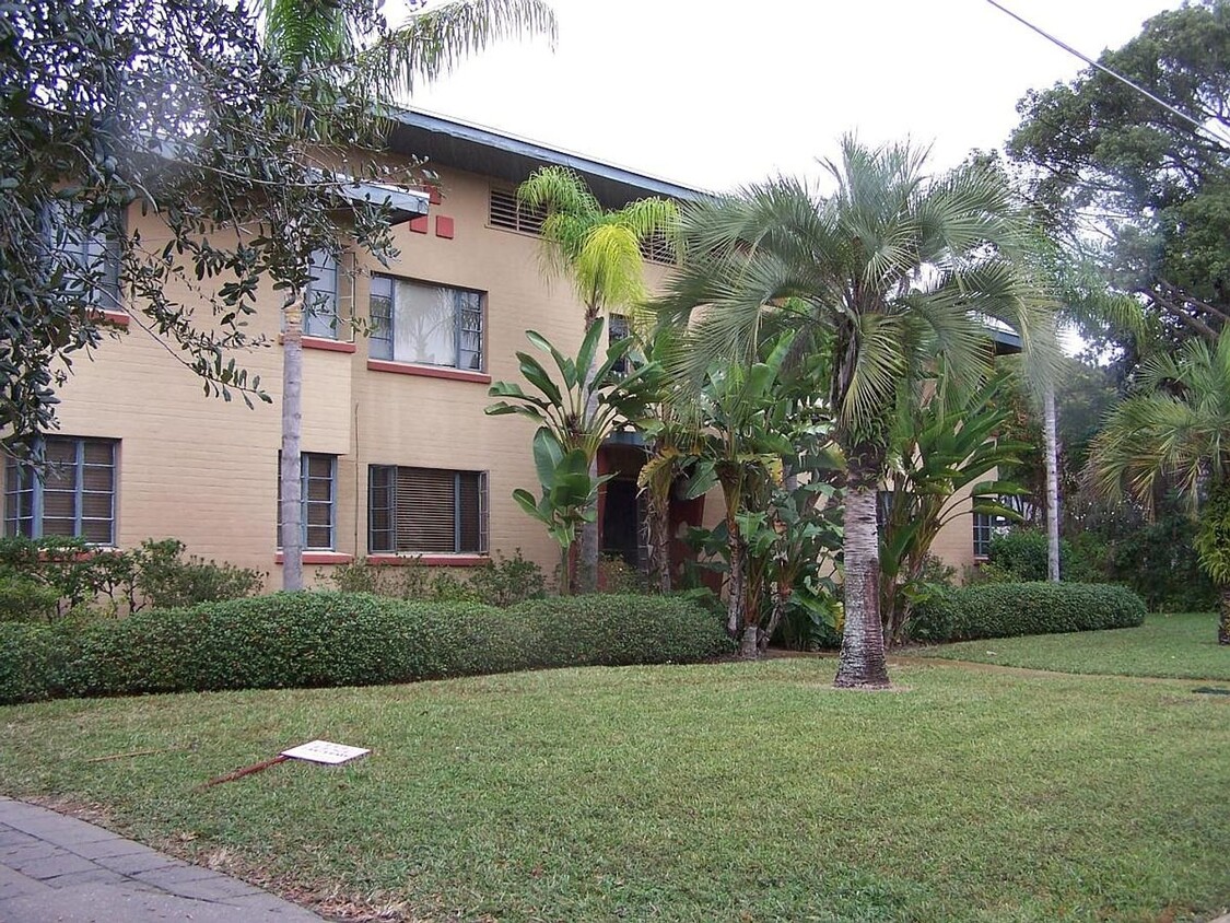 Primary Photo - Renovated 2 bed 1 bath Spacious apt in the...