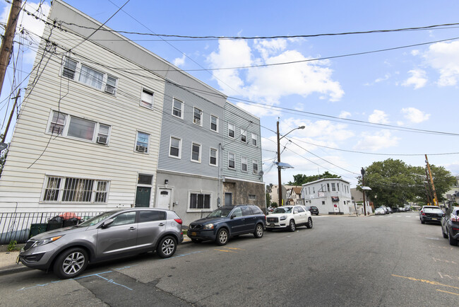 Building Photo - 11 Rose Ave