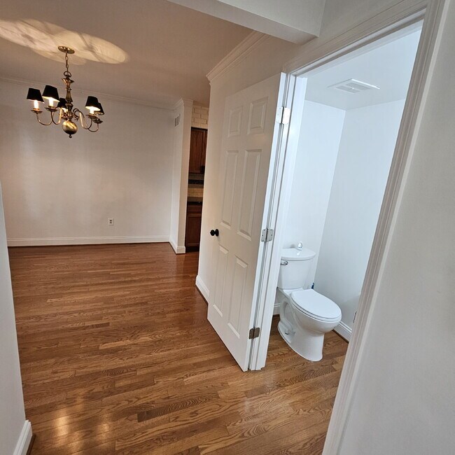 Foto del edificio - Bright 2-bedroom, 1.5-bathroom condo locat...