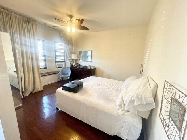 Building Photo - 704 Ave E