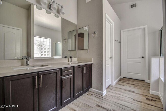 Foto del edificio - 8632 S 10th Ln