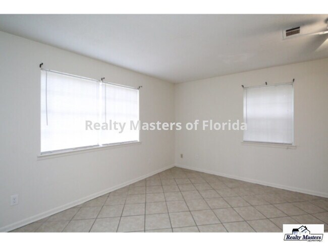 Building Photo - 1104 E Hernandez St