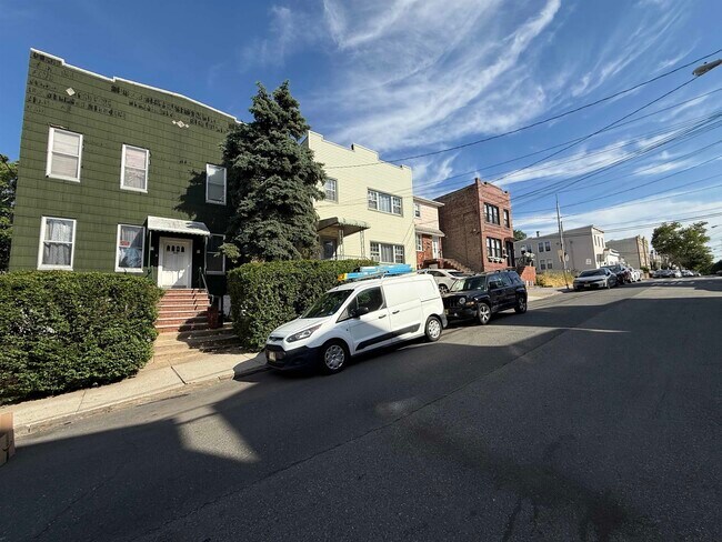 Foto del edificio - 308 Columbia Ave