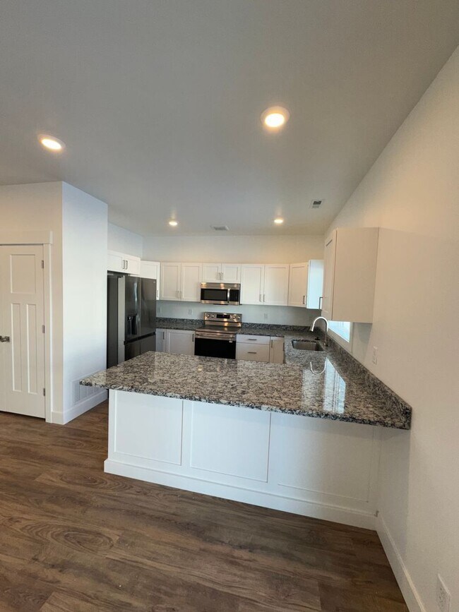 Building Photo - Brand New & Modern 2-Story Town Home for R...
