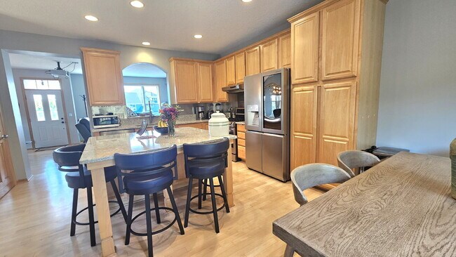 Building Photo - "Spacious 4-Bedroom Townhouse Retreat in Apple Valley - Modern Living with Ample Space!"
