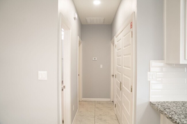 Foto del edificio - 1019 N Blair Ave