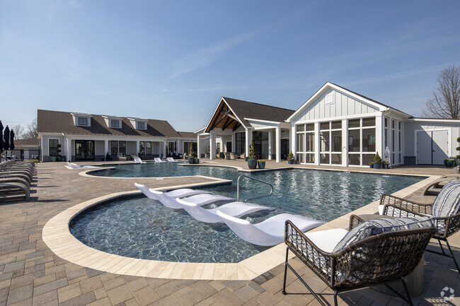 Piscina - Ovation at Town Madison