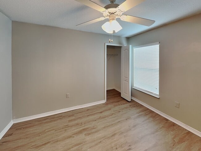Building Photo - 1043 Bethpage Rd