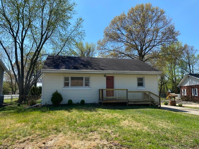 Building Photo - 911 Dogwood Rd