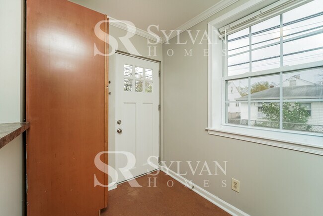 Building Photo - The living is easy in this 2 bedroom, 2 ba...
