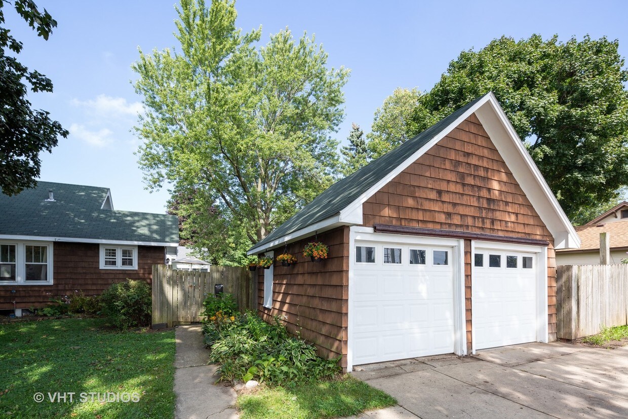 Primary Photo - 205 N Seymour Ave