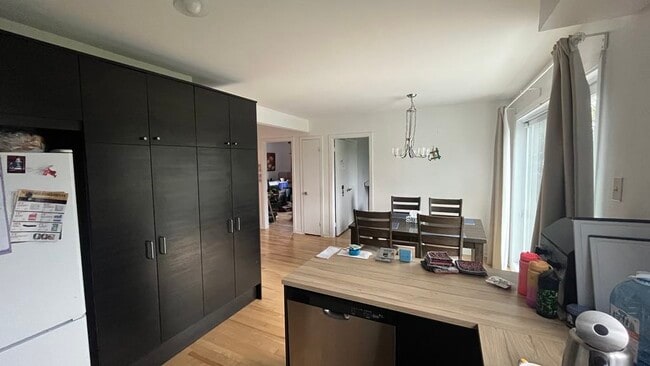 Building Photo - 6389 Rue Mignault