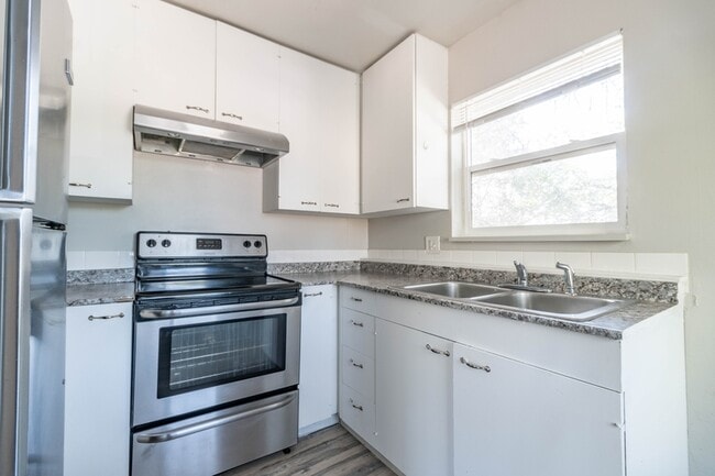 Foto del edificio - 6190 Webster St