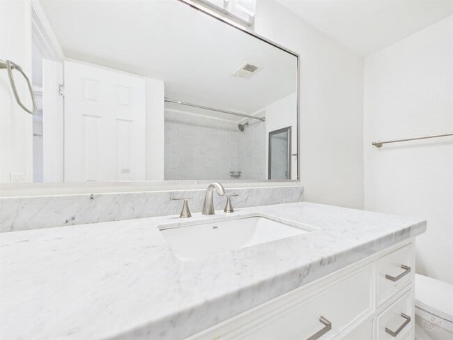 Building Photo - 2425 Ashdale Dr